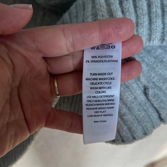 Rachel Zoe Light Gray Turtleneck Sweater and Beanie - Picture 2 of 6